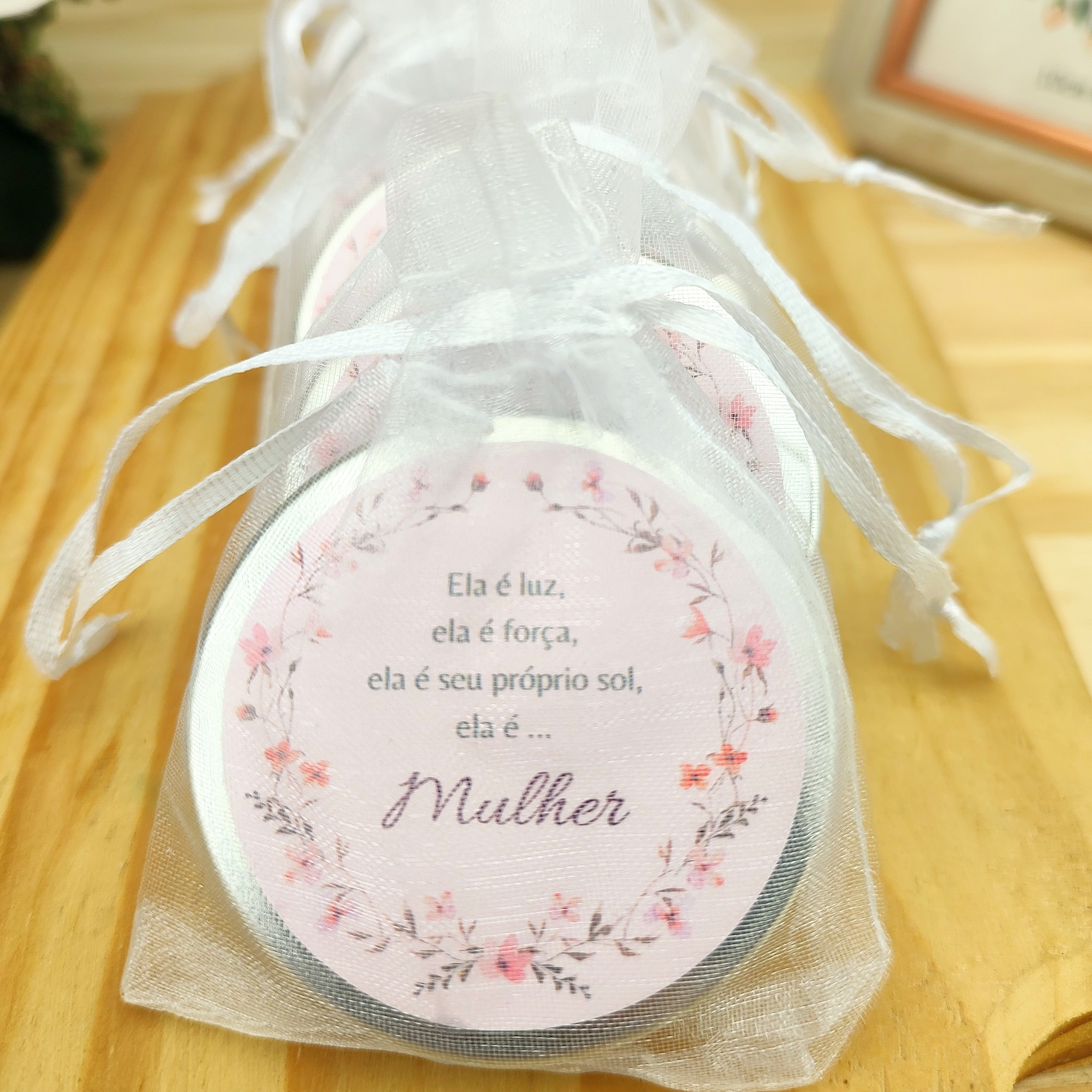 Lembrancinha Dia da Mulher Vela Aromática na Latinha Organza 2024