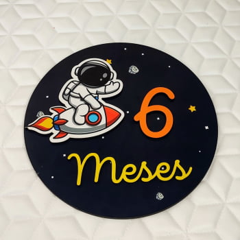 Kit Placa Mesversário MDF tema Astronauta Redondo e Elementos Relevo