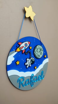 Porta Maternidade Astronauta M2 Redondo MDF com Apliques 3D e Nome em Acrílico Espelhado